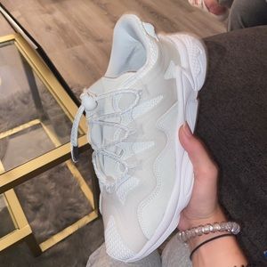 Women’s size 9 ozweego Adidas.